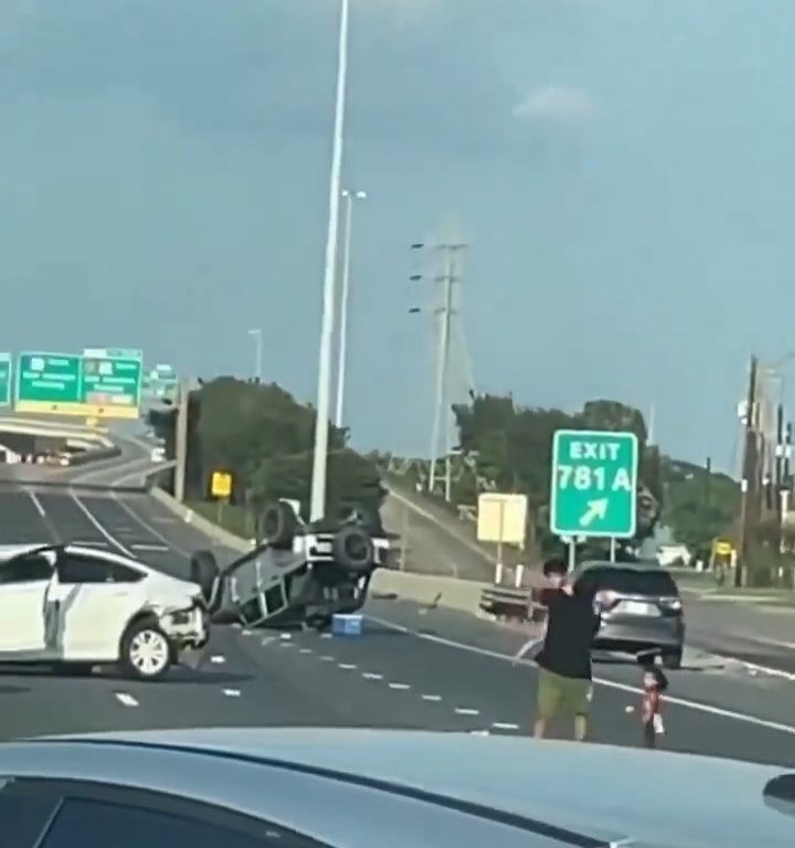 Coche vuelca tras accidente, dos niños salen milagrosamente sanos y salvos: vídeo