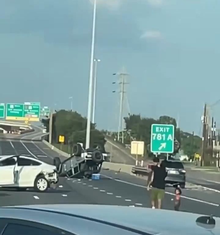 Coche vuelca tras accidente, dos niños salen milagrosamente sanos y salvos: vídeo