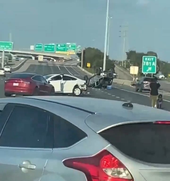 Coche vuelca tras accidente, dos niños salen milagrosamente sanos y salvos: vídeo