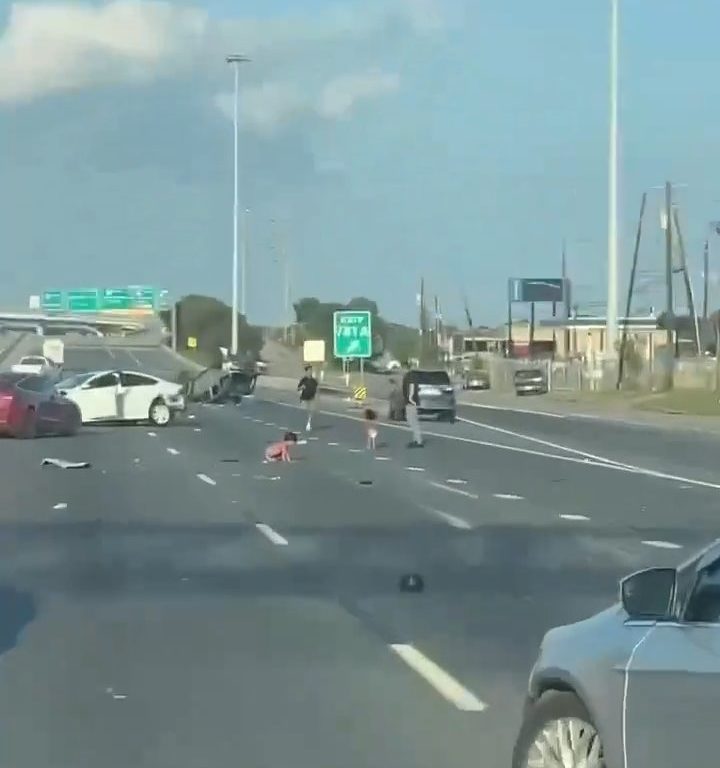 Coche vuelca tras accidente, dos niños salen milagrosamente sanos y salvos: vídeo