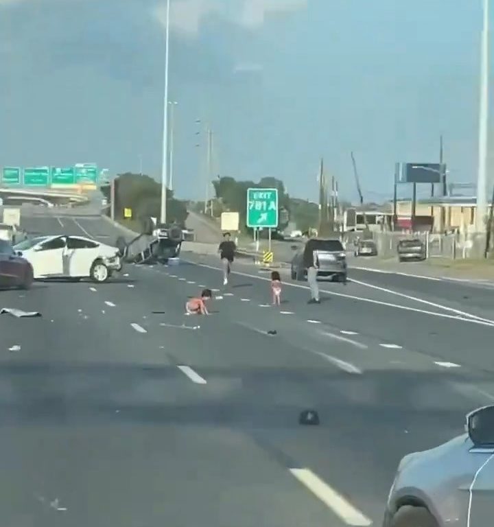 Coche vuelca tras accidente, dos niños salen milagrosamente sanos y salvos: vídeo