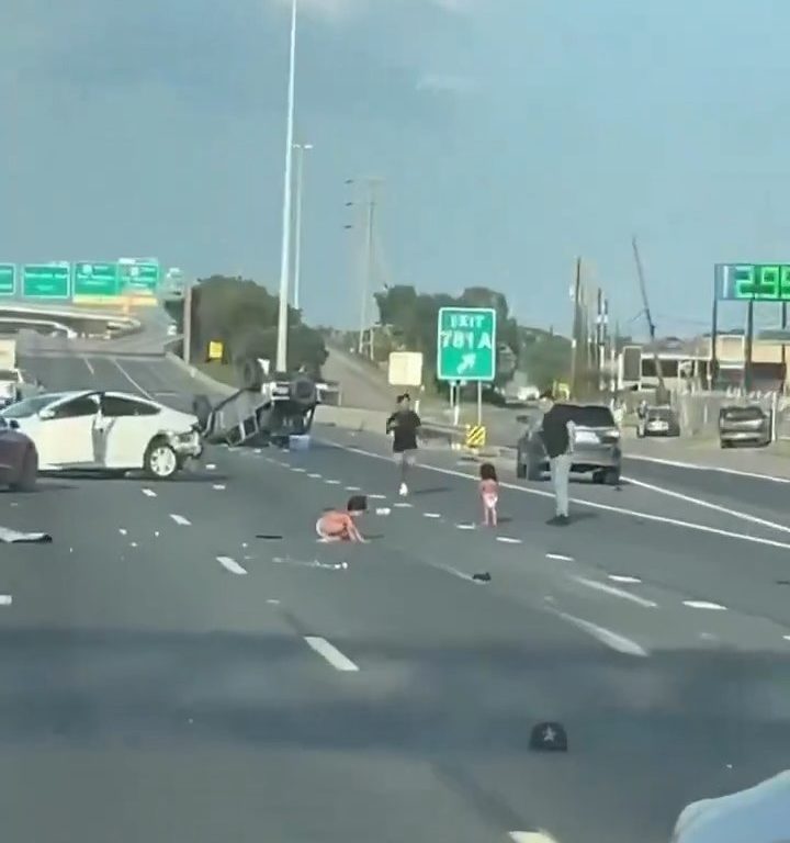 Coche vuelca tras accidente, dos niños salen milagrosamente sanos y salvos: vídeo