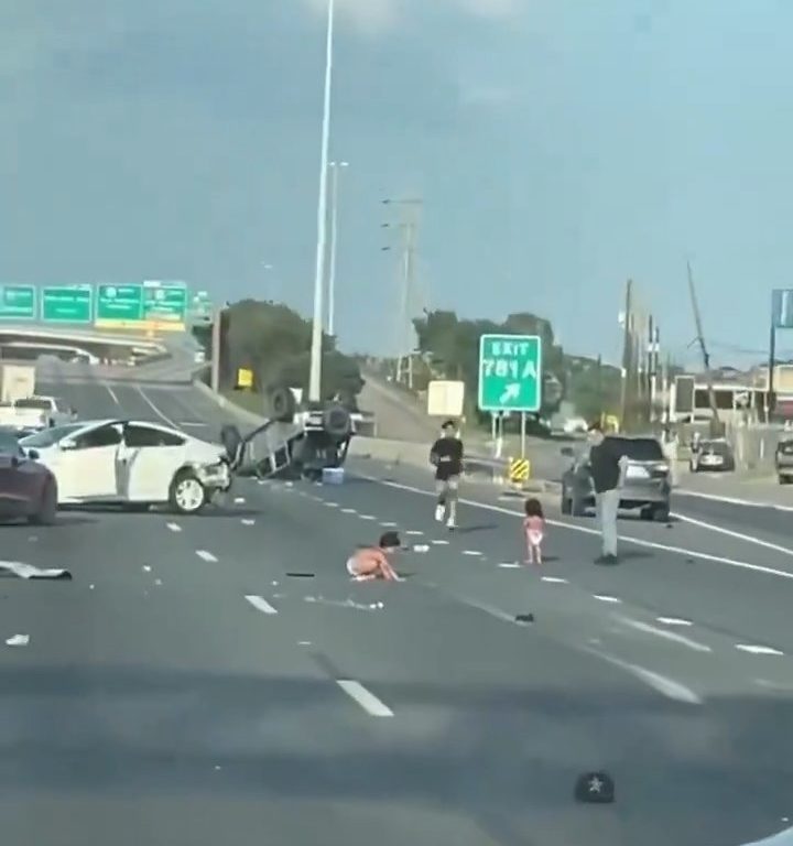 Coche vuelca tras accidente, dos niños salen milagrosamente sanos y salvos: vídeo