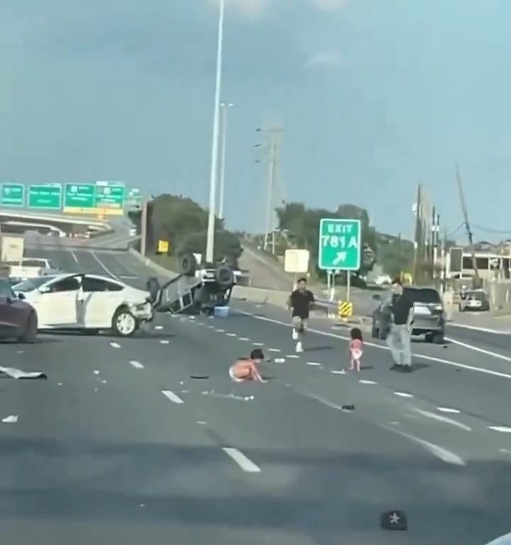 Coche vuelca tras accidente, dos niños salen milagrosamente sanos y salvos: vídeo