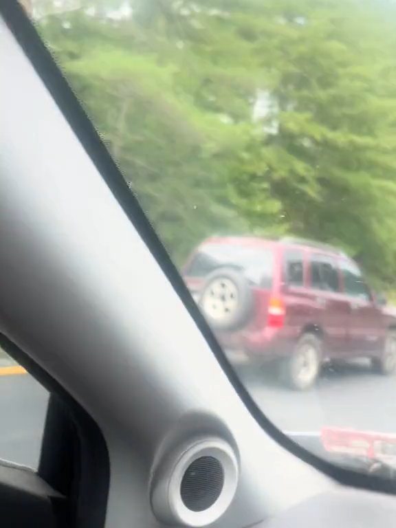 Conductor enojado intenta adelantar "todo terreno" en la autopista y destroza el auto: impactante video