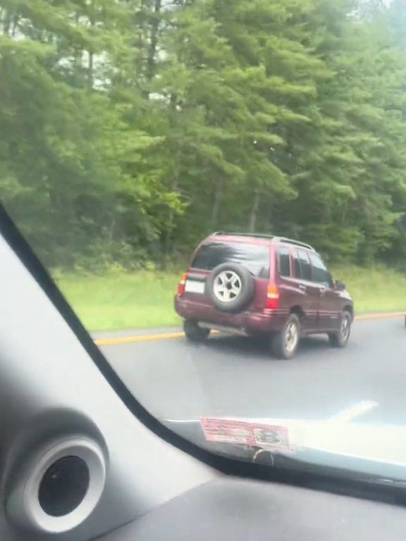 Un conducteur en colère tente de dépasser "tout-terrain" sur l'autoroute et détruit la voiture : vidéo choquante