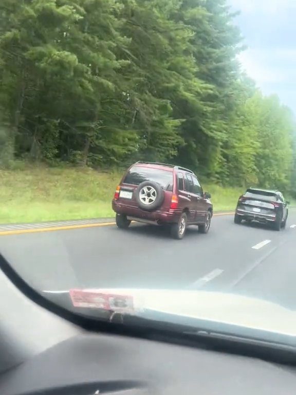 Un conducteur en colère tente de dépasser "tout-terrain" sur l'autoroute et détruit la voiture : vidéo choquante