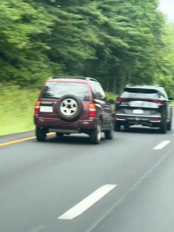 Conductor enojado intenta adelantar "todo terreno" en la autopista y destroza el auto: impactante video