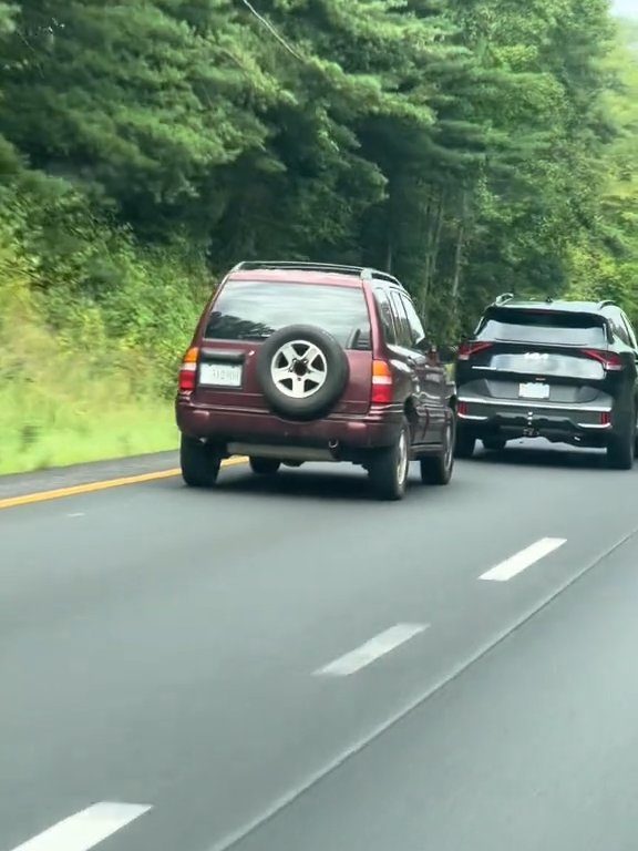 Un conducteur en colère tente de dépasser "tout-terrain" sur l'autoroute et détruit la voiture : vidéo choquante