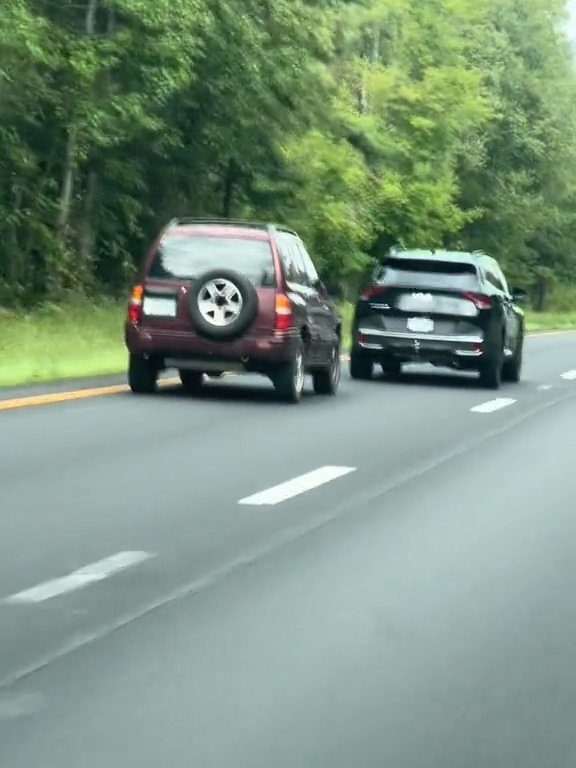 Conductor enojado intenta adelantar "todo terreno" en la autopista y destroza el auto: impactante video