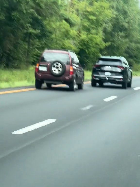 Un conducteur en colère tente de dépasser "tout-terrain" sur l'autoroute et détruit la voiture : vidéo choquante