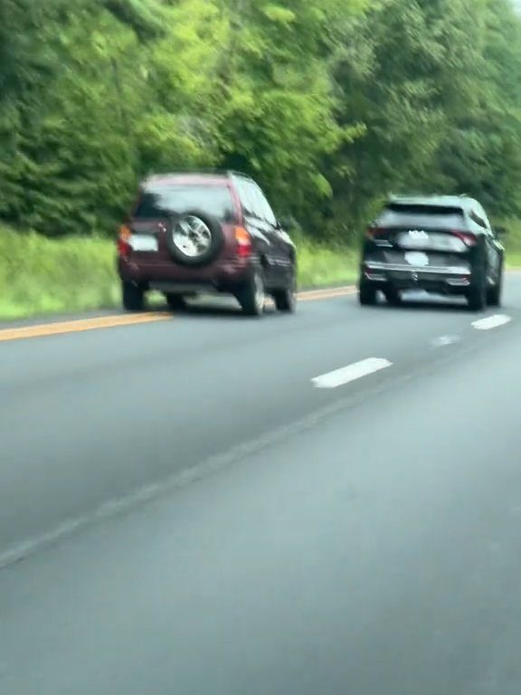 Conductor enojado intenta adelantar "todo terreno" en la autopista y destroza el auto: impactante video