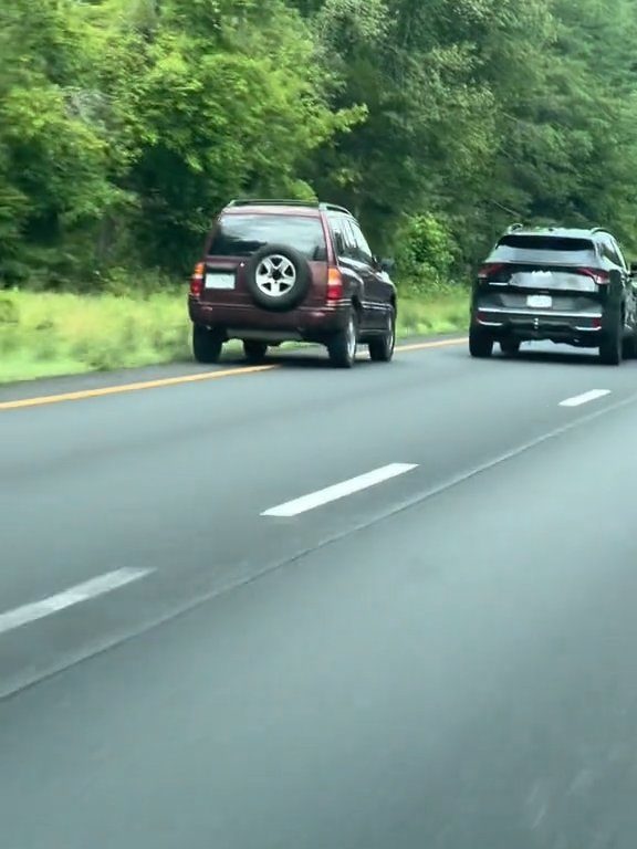 Conductor enojado intenta adelantar "todo terreno" en la autopista y destroza el auto: impactante video