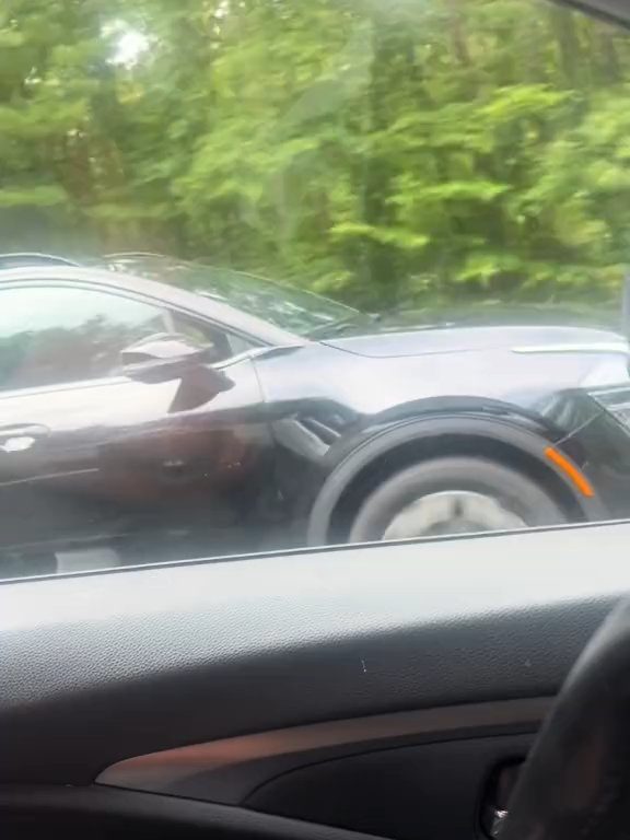 Guidatrice rabbiosa tenta sorpasso "off road" in autostrada e distrugge l'auto: video shock