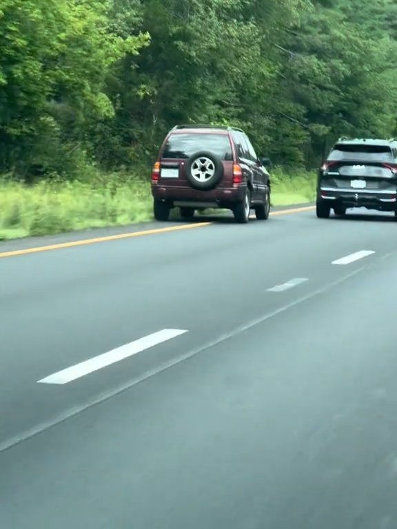 Un conducteur en colère tente de dépasser "tout-terrain" sur l'autoroute et détruit la voiture : vidéo choquante