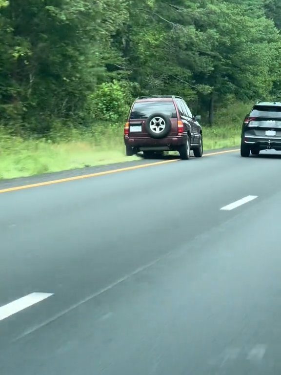 Conductor enojado intenta adelantar "todo terreno" en la autopista y destroza el auto: impactante video