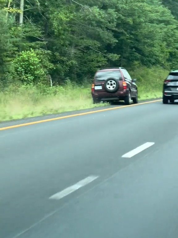 Conductor enojado intenta adelantar "todo terreno" en la autopista y destroza el auto: impactante video