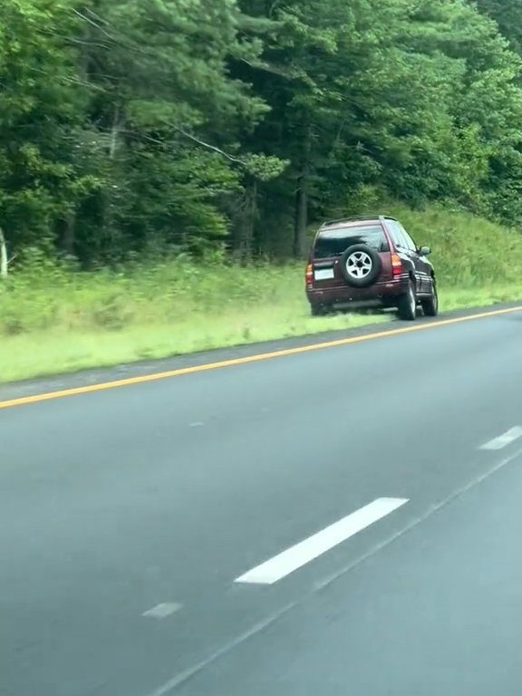 Conductor enojado intenta adelantar "todo terreno" en la autopista y destroza el auto: impactante video