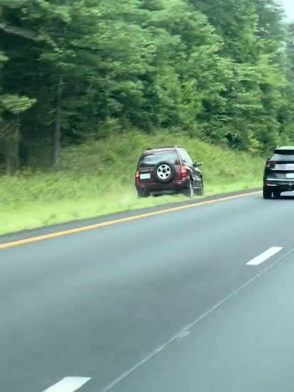 Conductor enojado intenta adelantar "todo terreno" en la autopista y destroza el auto: impactante video