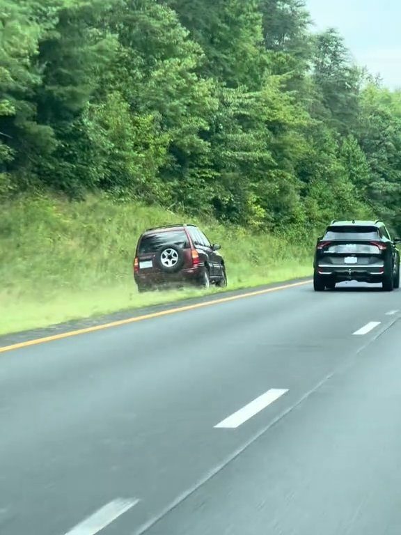 Un conducteur en colère tente de dépasser "tout-terrain" sur l'autoroute et détruit la voiture : vidéo choquante