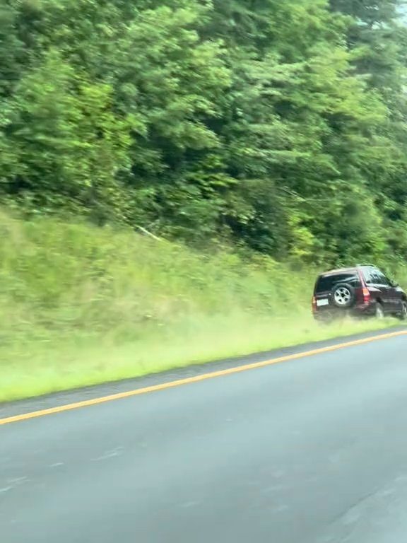 Conductor enojado intenta adelantar "todo terreno" en la autopista y destroza el auto: impactante video