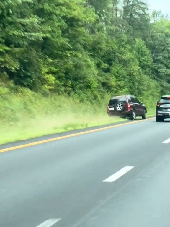 Conductor enojado intenta adelantar "todo terreno" en la autopista y destroza el auto: impactante video