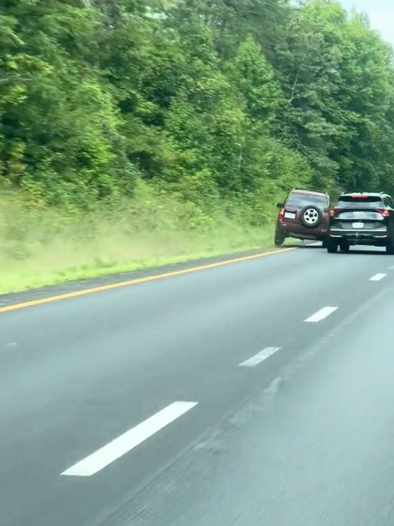 Conductor enojado intenta adelantar "todo terreno" en la autopista y destroza el auto: impactante video