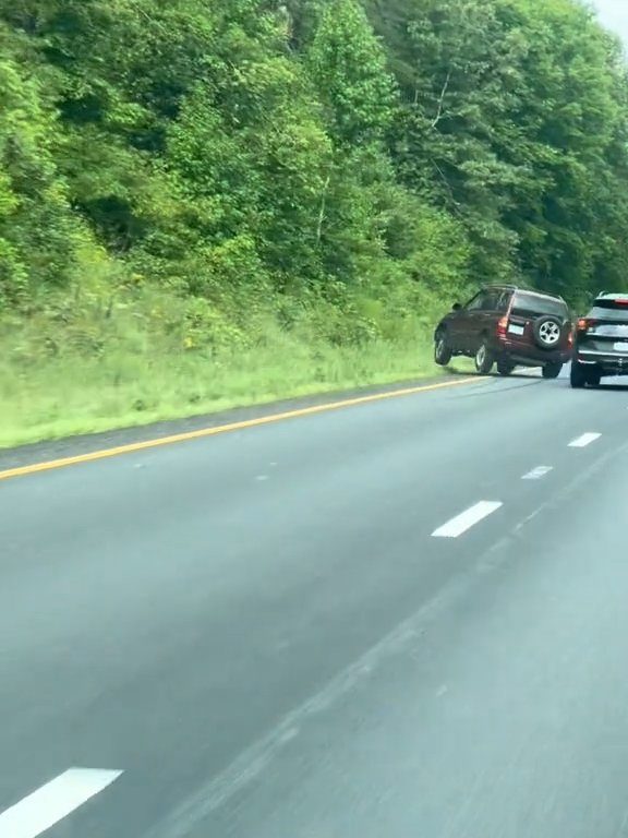 Guidatrice rabbiosa tenta sorpasso "off road" in autostrada e distrugge l'auto: video shock