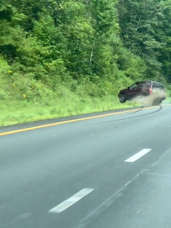 Un conducteur en colère tente de dépasser "tout-terrain" sur l'autoroute et détruit la voiture : vidéo choquante