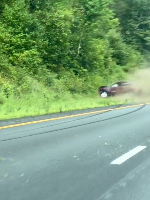 Conductor enojado intenta adelantar "todo terreno" en la autopista y destroza el auto: impactante video