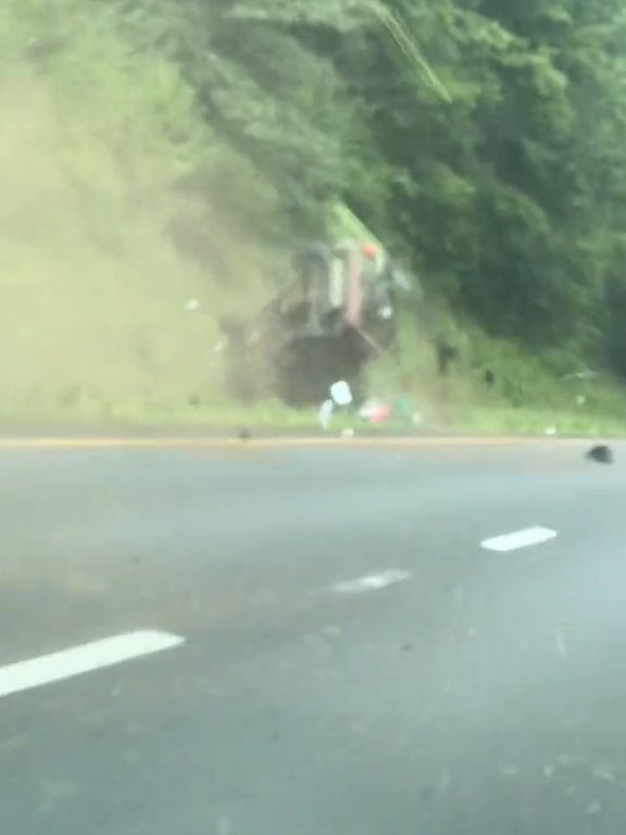 Conductor enojado intenta adelantar "todo terreno" en la autopista y destroza el auto: impactante video