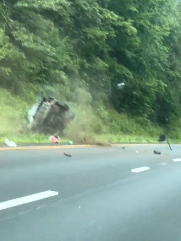 Conductor enojado intenta adelantar "todo terreno" en la autopista y destroza el auto: impactante video