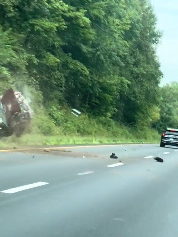 Conductor enojado intenta adelantar "todo terreno" en la autopista y destroza el auto: impactante video