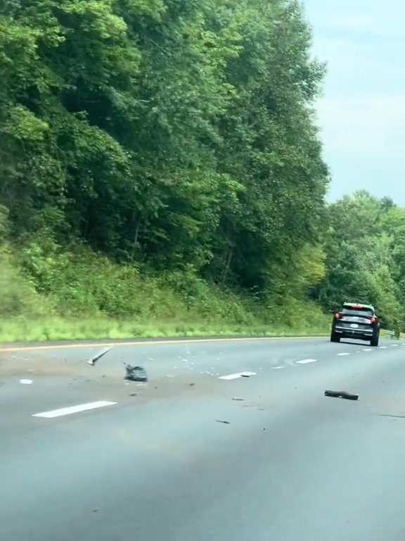 Un conducteur en colère tente de dépasser "tout-terrain" sur l'autoroute et détruit la voiture : vidéo choquante