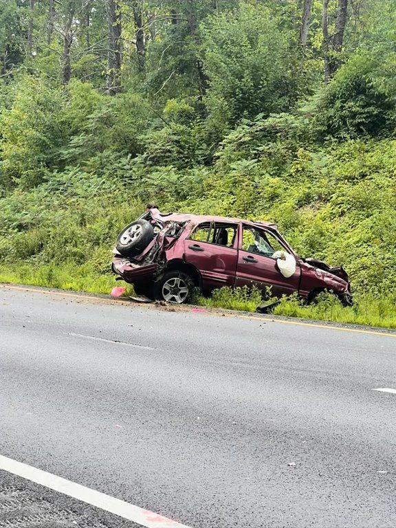 Guidatrice rabbiosa tenta sorpasso "off road" in autostrada e distrugge l'auto: video shock