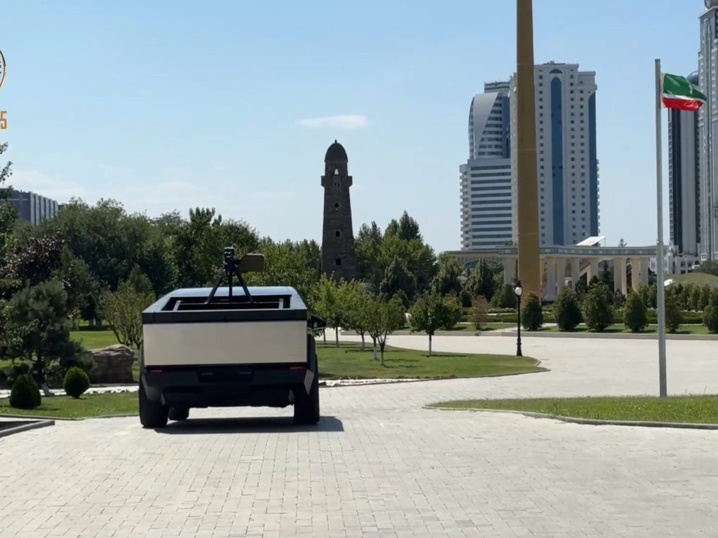 Kadyrov e il Cybertruck Tesla con mitragliatrice: la vera storia del regalo di Musk