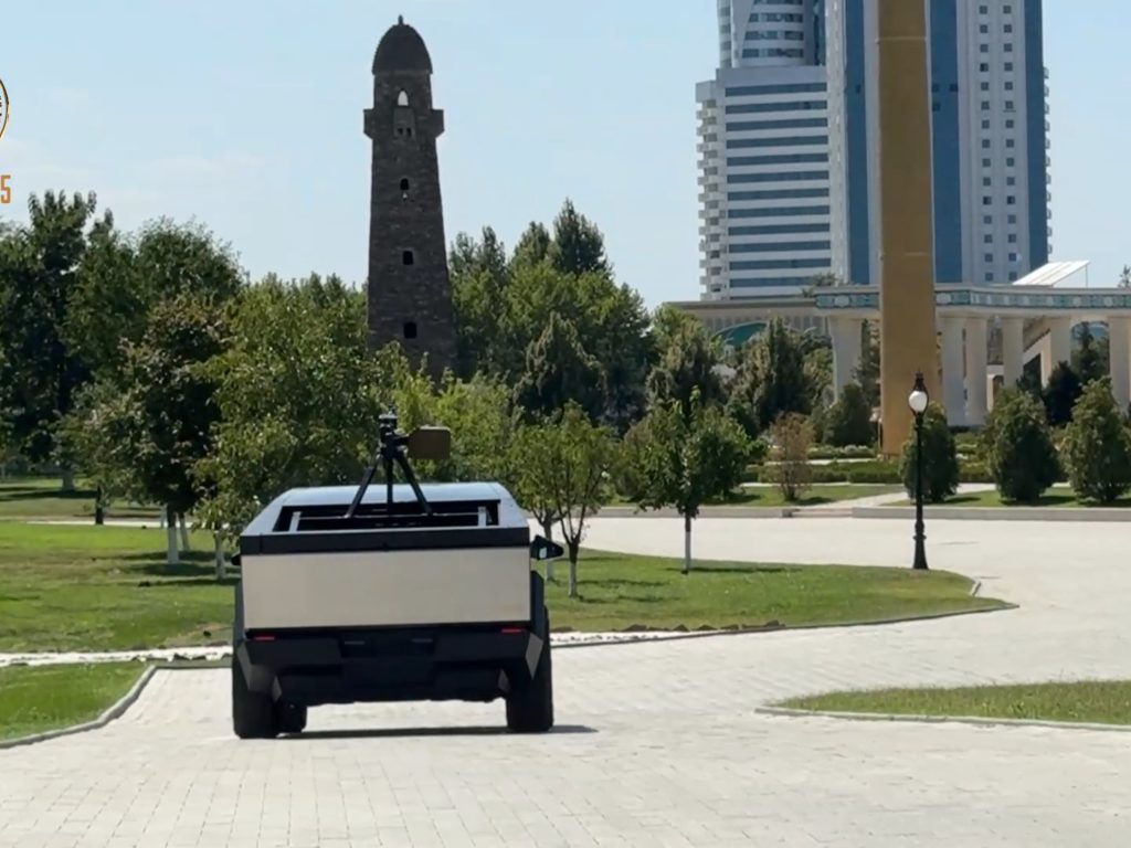 Kadyrov e il Cybertruck Tesla con mitragliatrice: la vera storia del regalo di Musk