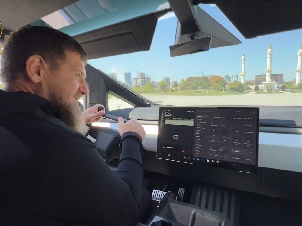 Kadyrov e il Cybertruck Tesla con mitragliatrice: la vera storia del regalo di Musk