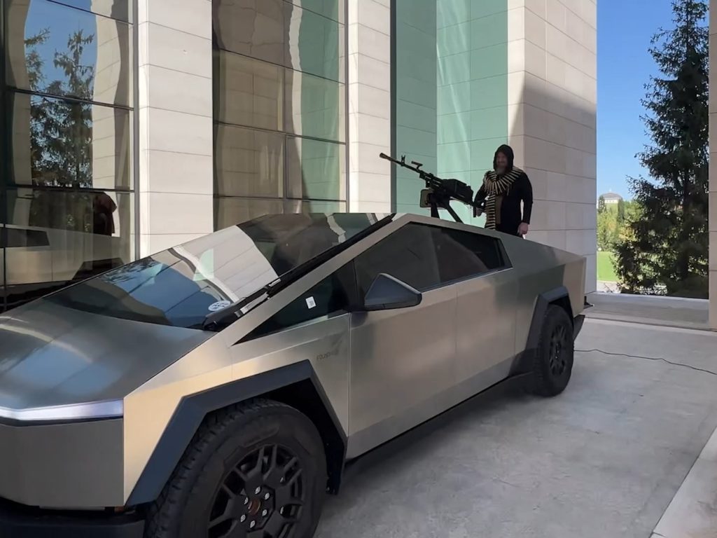 Kadyrov e il Cybertruck Tesla con mitragliatrice: la vera storia del regalo di Musk