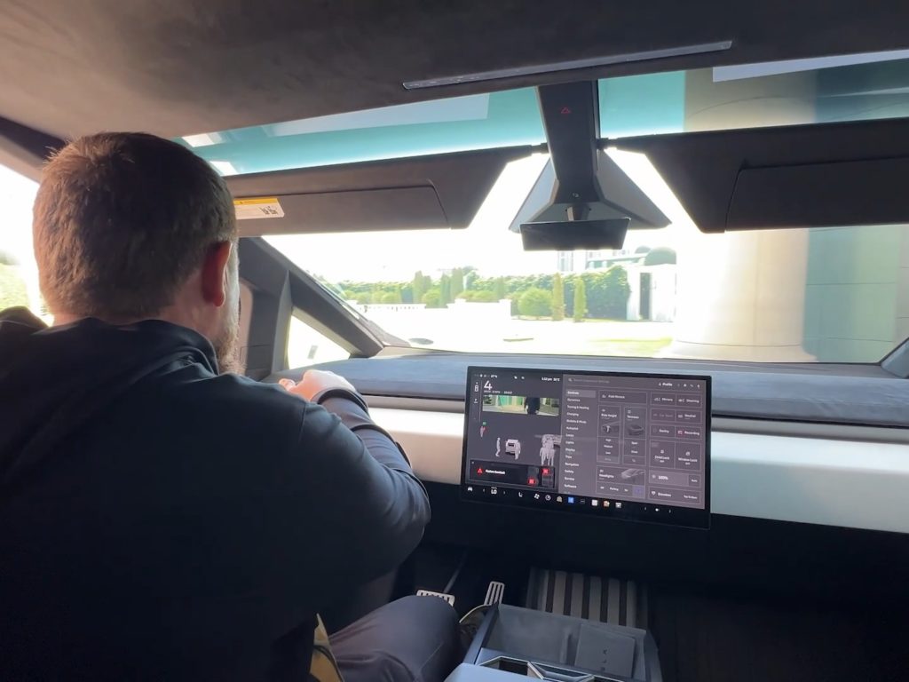 Kadyrov e il Cybertruck Tesla con mitragliatrice: la vera storia del regalo di Musk