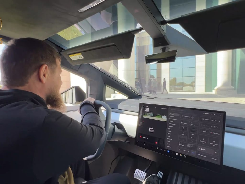 Kadyrov e il Cybertruck Tesla con mitragliatrice: la vera storia del regalo di Musk