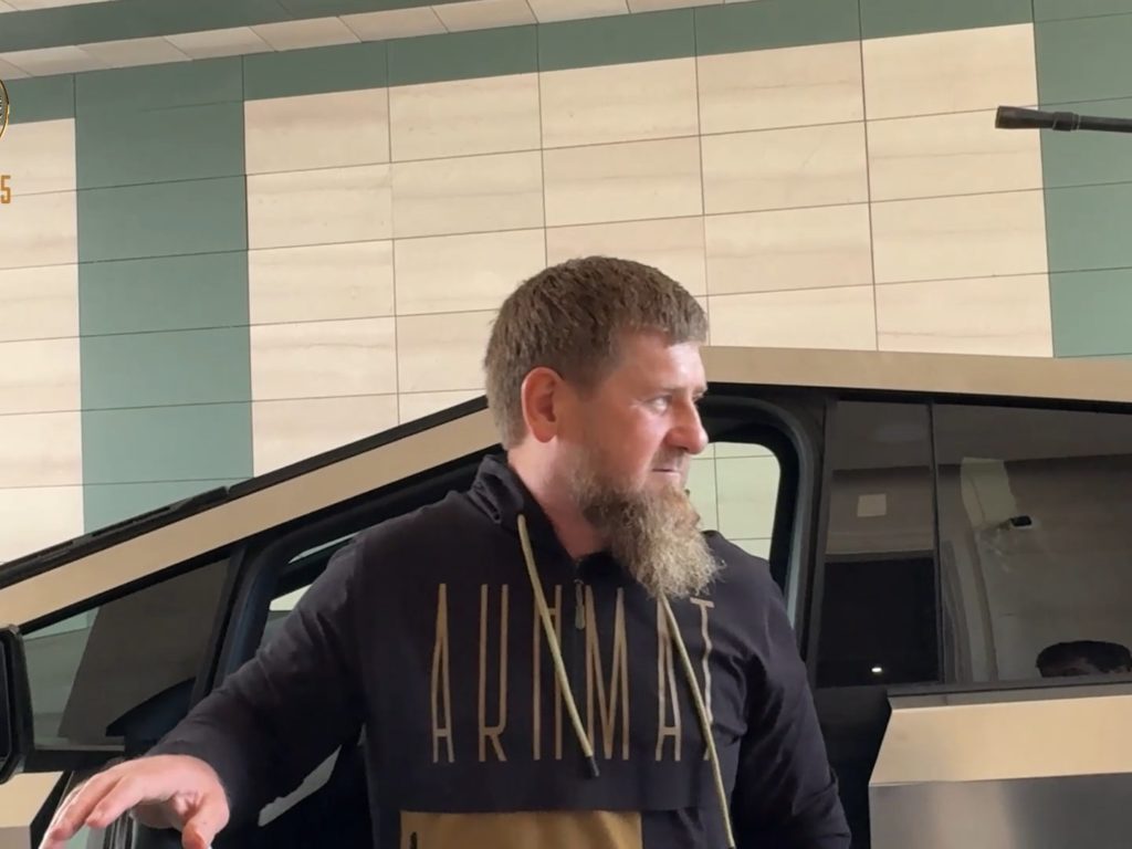 Kadyrov y el Tesla Cybertruck con ametralladora: la verdadera historia del regalo de Musk