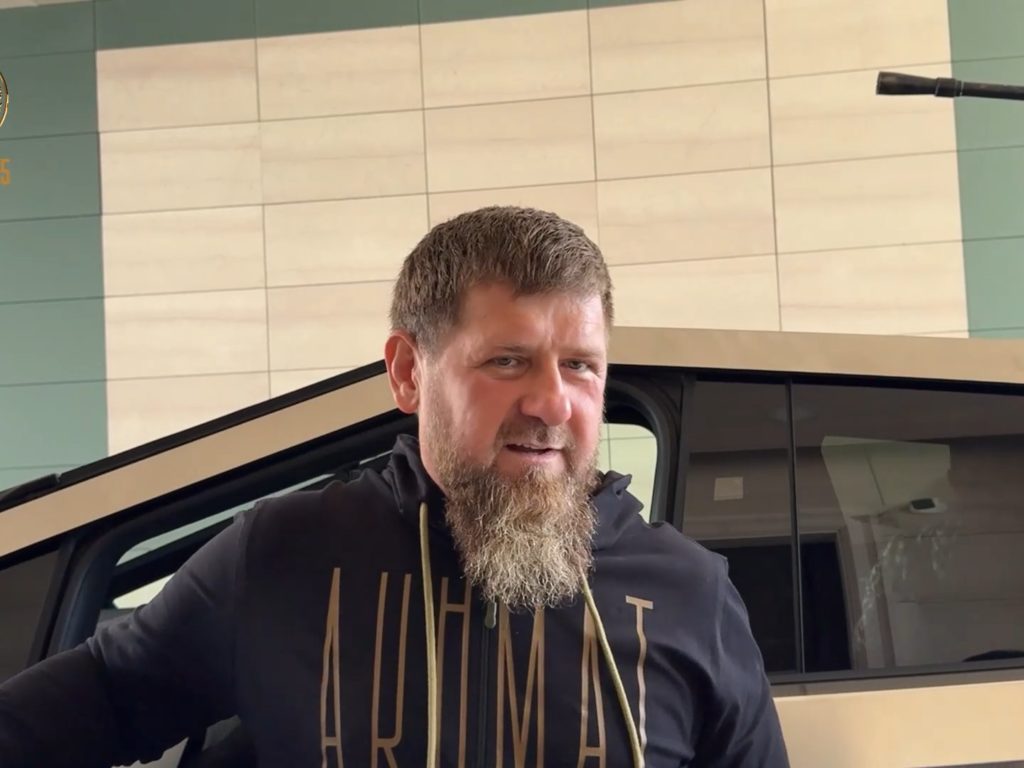 Kadyrov e il Cybertruck Tesla con mitragliatrice: la vera storia del regalo di Musk