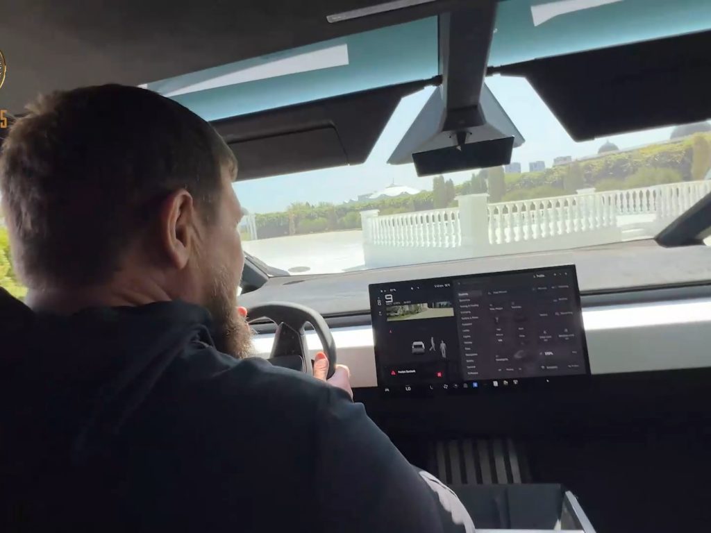 Kadyrov e il Cybertruck Tesla con mitragliatrice: la vera storia del regalo di Musk