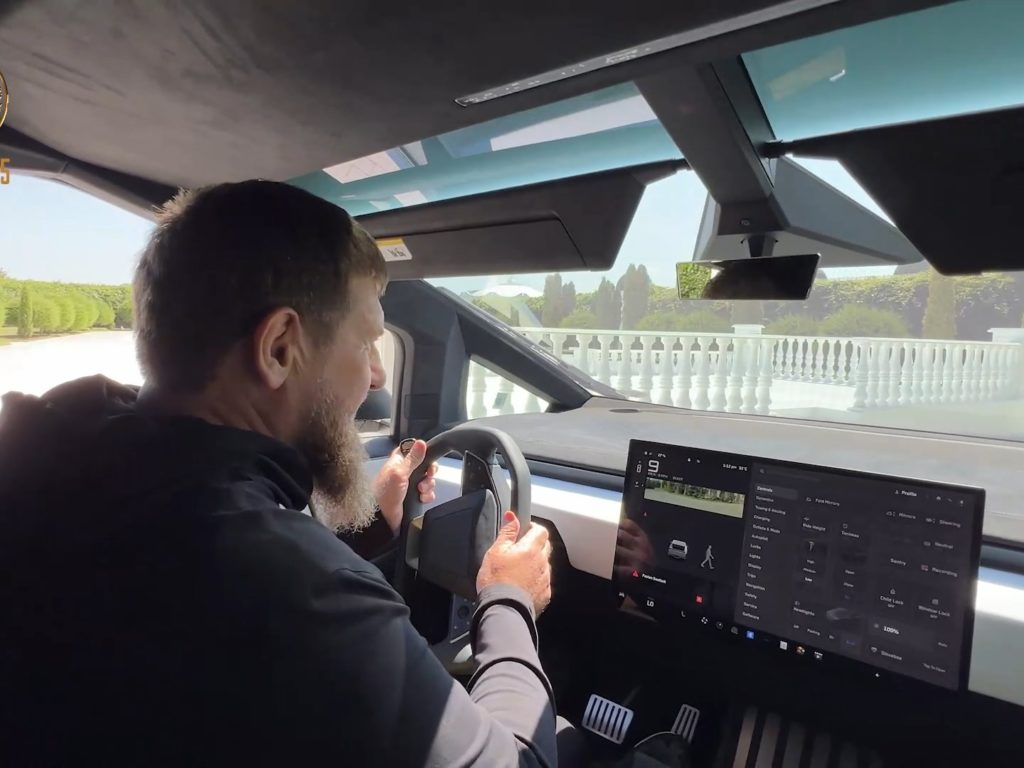 Kadyrov e il Cybertruck Tesla con mitragliatrice: la vera storia del regalo di Musk