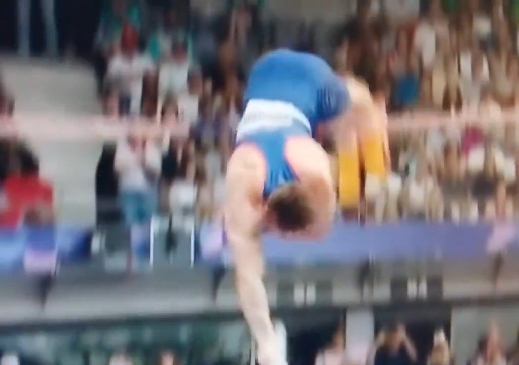 Olimpiadi, atleta di salto con l'asta eliminato per colpa del suo pene