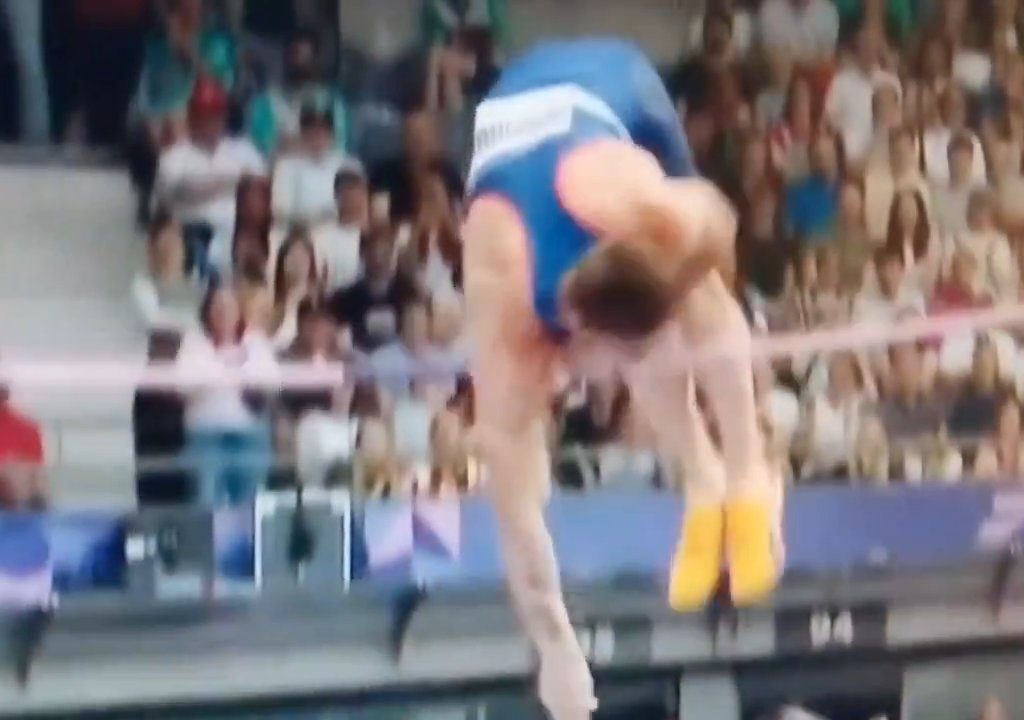 Olimpiadi, atleta di salto con l'asta eliminato per colpa del suo pene