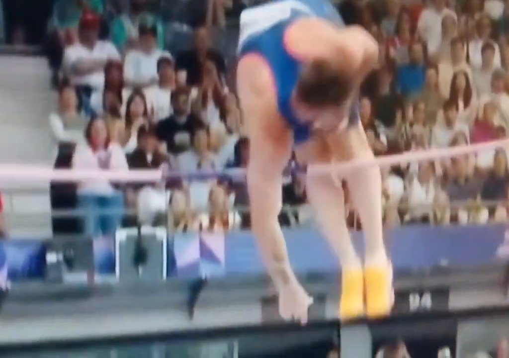 Olimpiadi, atleta di salto con l'asta eliminato per colpa del suo pene