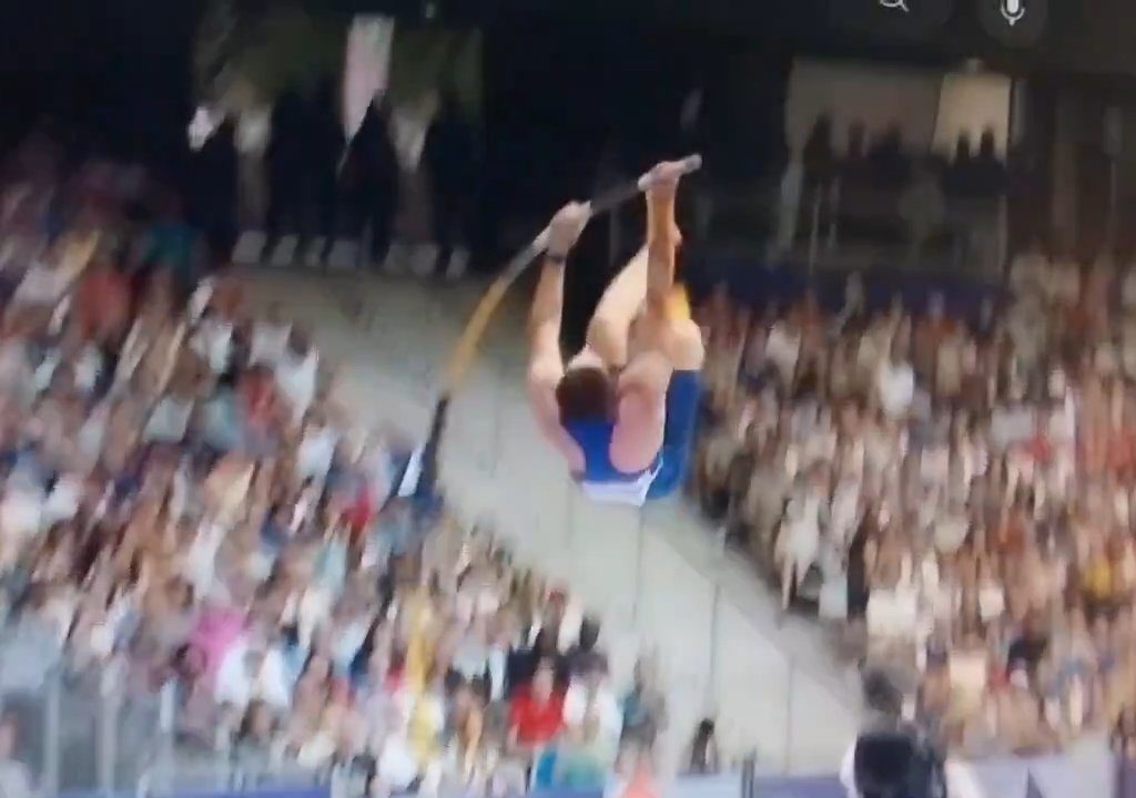 Olimpiadi, atleta di salto con l'asta eliminato per colpa del suo pene