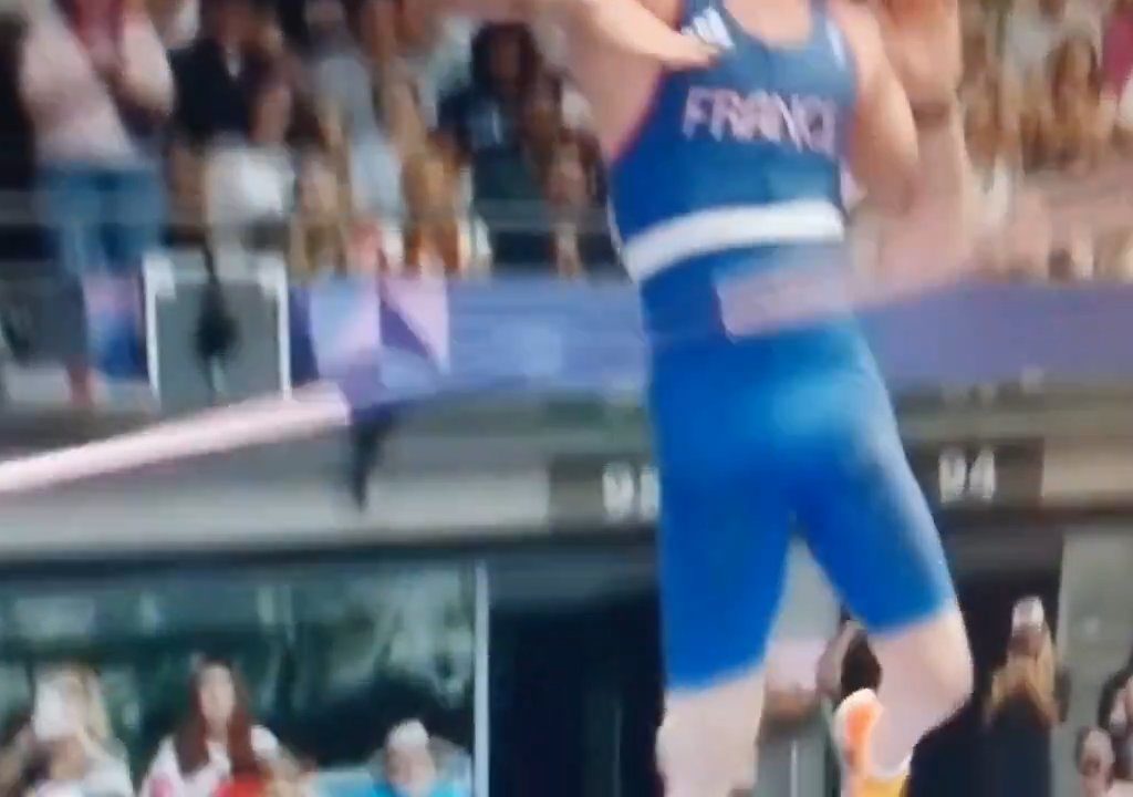 Olimpiadi, atleta di salto con l'asta eliminato per colpa del suo pene